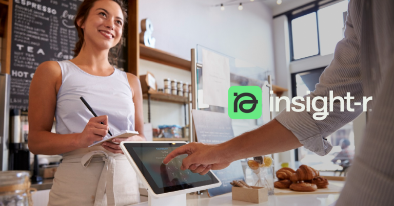 Cliente usando Insight-r en restaurante con sistema de pedidos digital