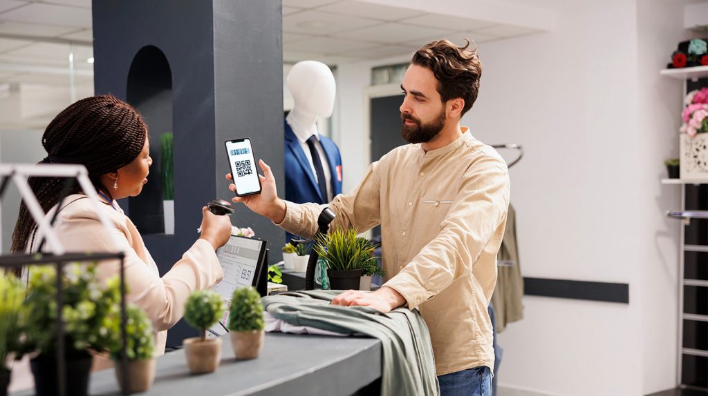 Cliente mostrando código QR desde su celular para escanearlo en programa de lealtad digital